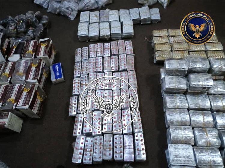 قوات طوق العاصمة عدن تضبط شحنة أدوية مهربة في نقطة مصنع الحديد