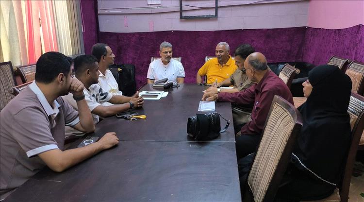 مدير مكتب الشباب والرياضة بالعاصمة عدن يشيد بجهود إدارة نادي الشعلة ويوجه بتسيير الأعمال