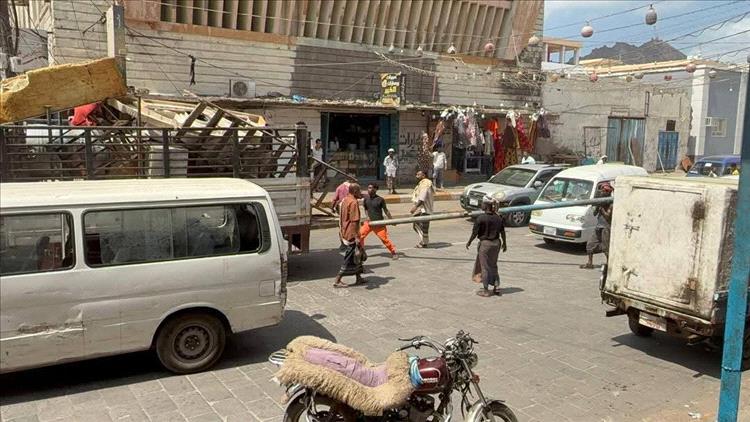 اسواق المعلا تدشن حملة لإزالة التعديات على الطرقات العامة