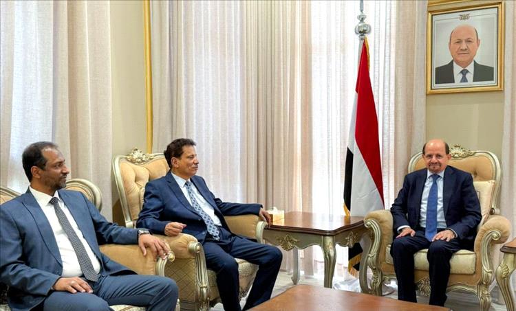 رئيس الوزراء يطّلع على أولويات المهرة ويؤكد دعم الحكومة لتحسين الخدمات وتعزيز الاستقرار