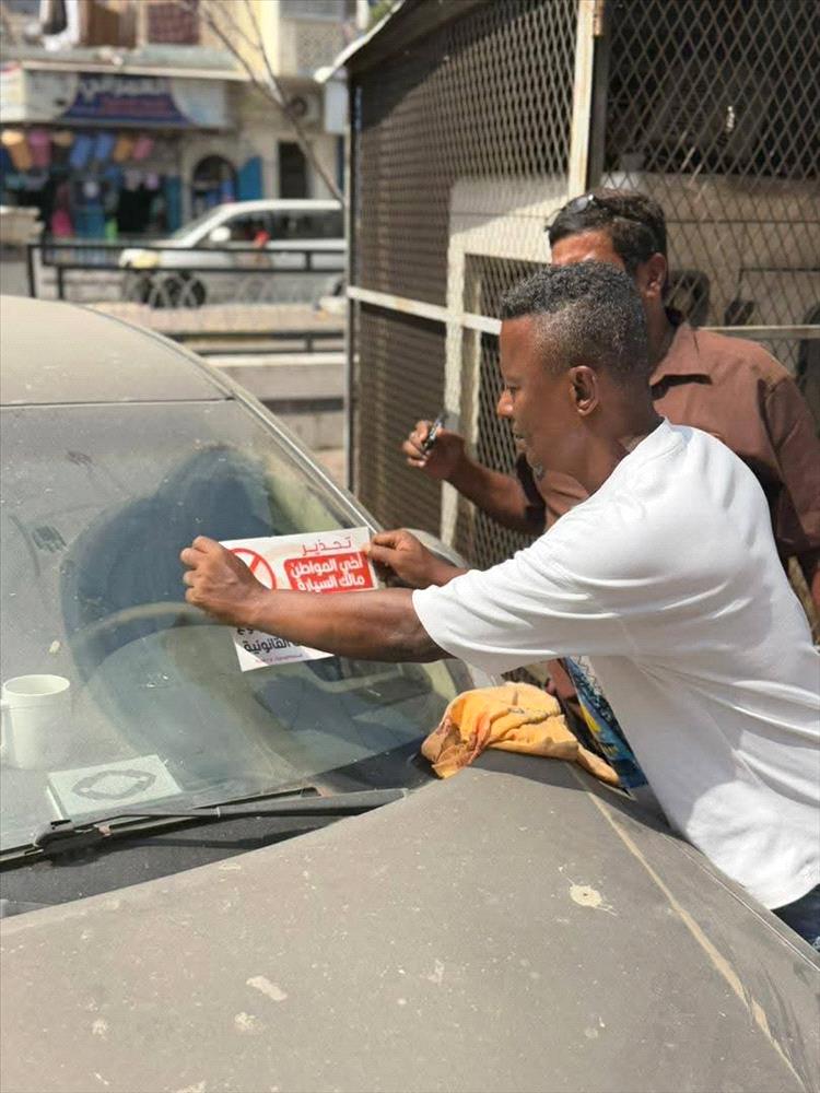 تدشين حملة توزيع اشعارات لإزالة هياكل السيارات المتهالكة في المعلا