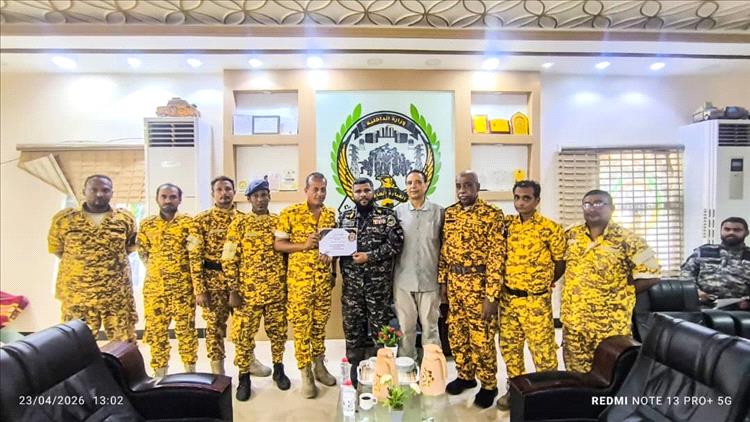 بن عفيف يكرم حراسة البنك المركزي لدورهم بالقبض على قاتل الشاب زكريا