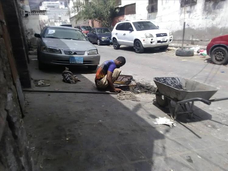 رغم العوائق والعشوائيات.. فرق الصرف الصحي بمياه عدن تُنهي أعمال فتح انسدادات في القرية الروسية بخورمكسر