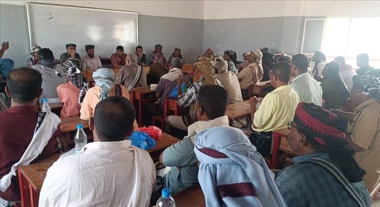 مدير عام أمن أبين يترأس اجتماعًا أمنيًا وقبليًا في أحور لمواجهة تهريب المهاجرين