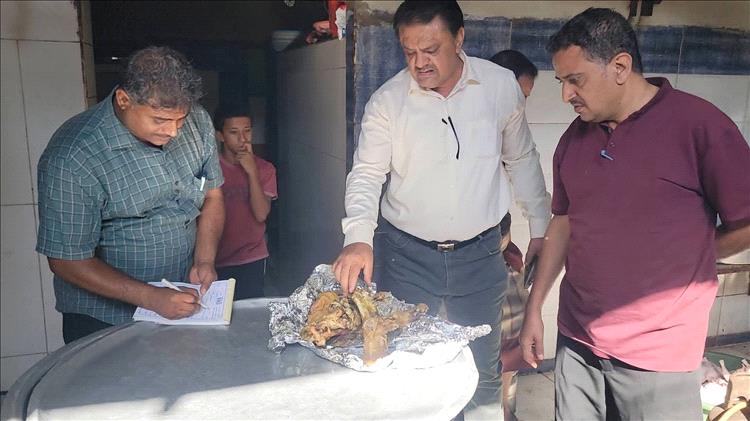 صحة البيئة ترصد أطعمة مبيتة وتضبط مخالفات في عدد من مطاعم المنصورة