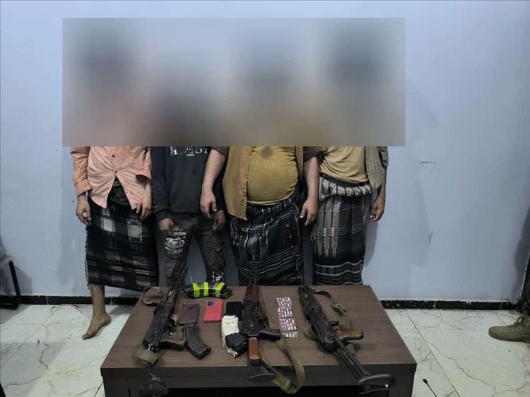 عدن .. ضبط مجموعة مسلحة بعد اشتباك أسفر عن إصابة جنديين