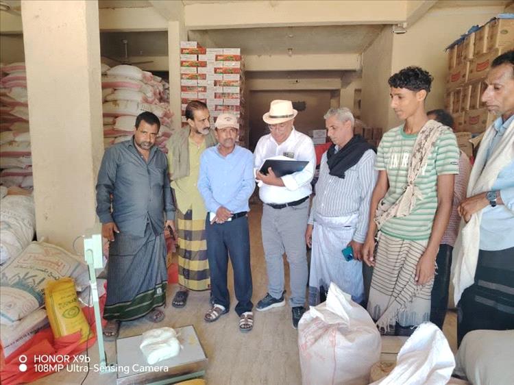 ضبط مخالفات نقص الأوزان وتحذير من رفع الأسعار بسقطرى