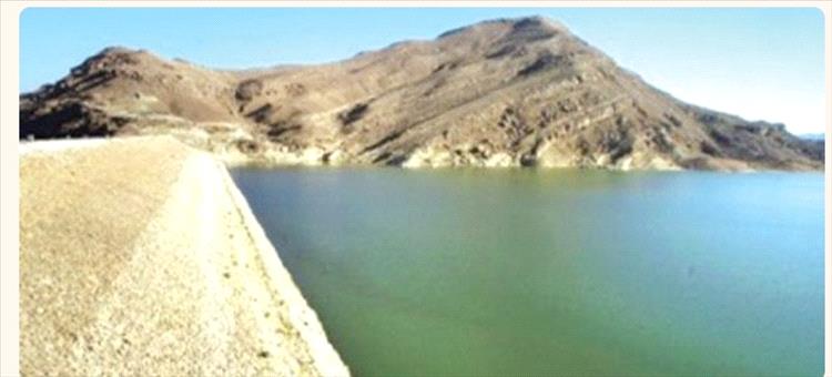 الدفاع المدني بمأرب ينقذ طفلاً من الغرق في السد التحويلي