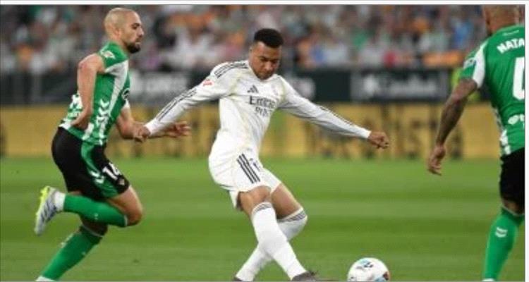 ريال مدريد يتعثر أمام بيتيس ويقرب برشلونة من التتويج بالدوري الإسباني