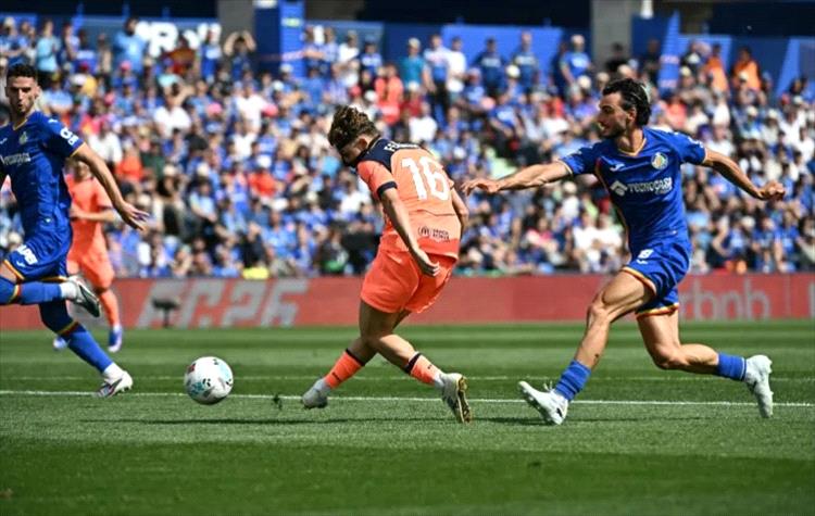 برشلونة يقبل هدية ريال مدريد ويقترب من حسم الليجا