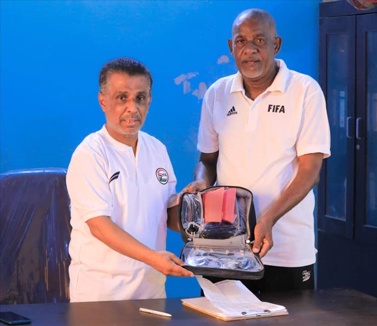 لجنة حكام ساحل حضرموت تتسلم سماعات الاذن لأدارة مباريات كرة القدم