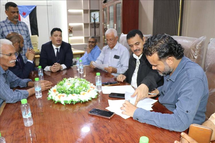 تسليم واستلام بين الشوبجي والداودي في اداره السلطه المحليه لمديريه البريقه