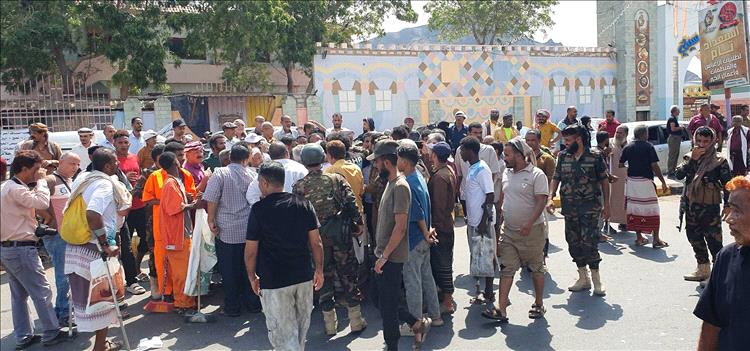 جرحى وأسر شهداء عدن يتهمون الوكيل "النوبة" بالغدر بمطالبهم ويطالبون بإقالته فوراً