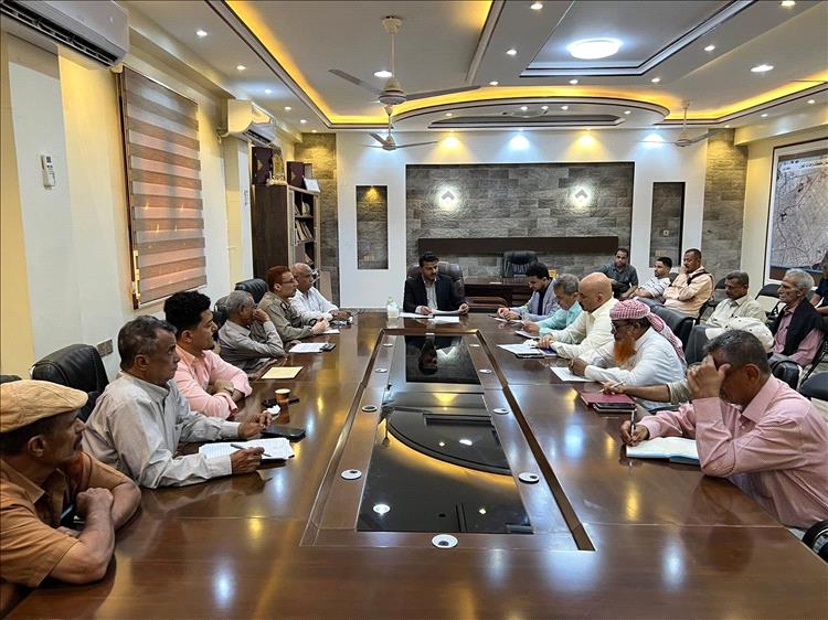 تنفيذي الشيخ عثمان يناقش الإيرادات والخدمات ويؤكد متابعة الأسعار والنظافة