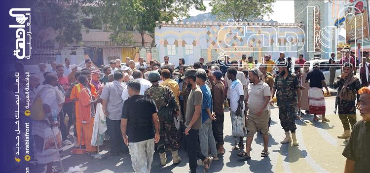 عاجل | الجرحى وأسر الشهداء يعلنون اعتصاماً مفتوحاً أمام بوابة "المعاشيق" وسط استنفار أمني