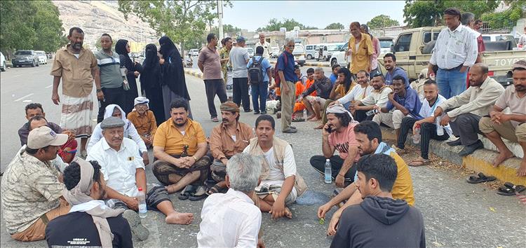 ​جرحى وأسر شهداء المحافظات الأربع يعلنون الاعتصام المفتوح أمام "المعاشيق" بعدن