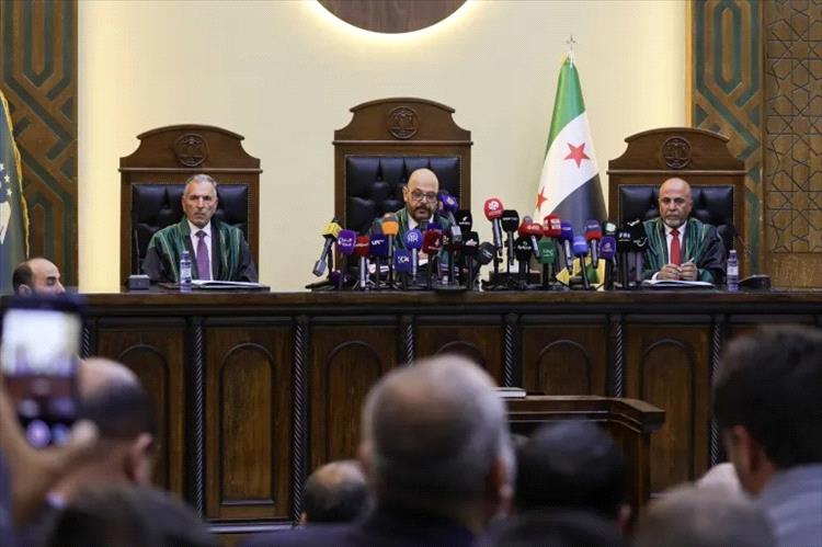 فخر الدين العريان.. القاضي المنشق الذي عاد لدمشق لمحاكمة الأسد ورجاله