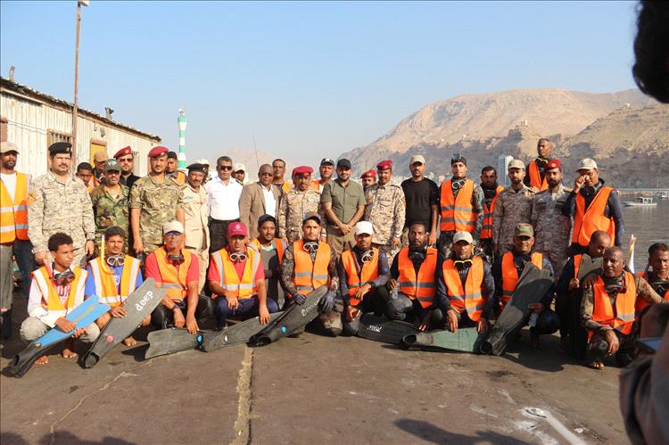 قوات خفر سواحل حضرموت تدشن حملة لتنظيف حوض ميناء المكلا بمشاركة جمعية غواصي حضرموت