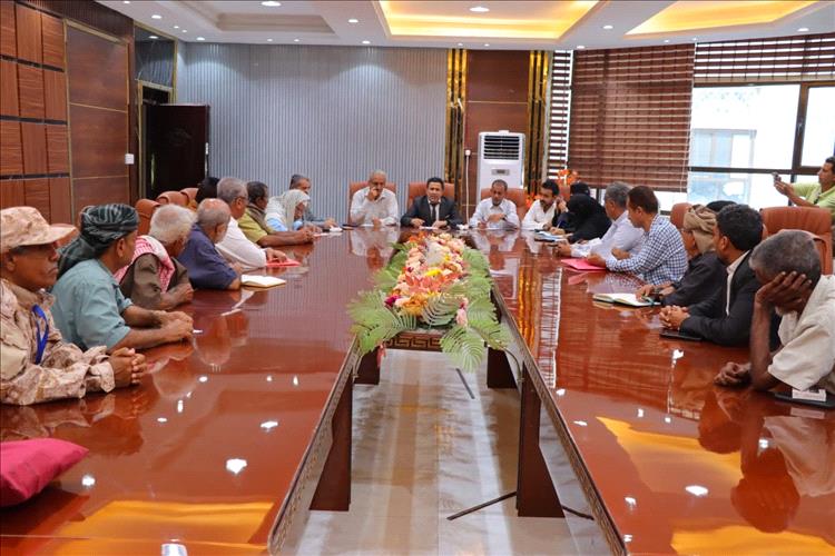 القطيبي يترأس اجتماعًا موسعًا مع رؤساء اللجان المجتمعية لمناقشة إشكاليات المياه في أحياء مديرية خور مكسر