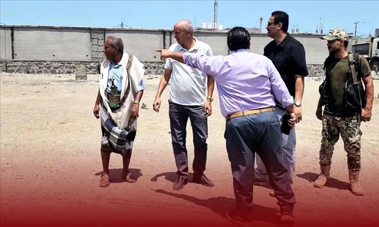 محمود و المزلم يتفقدان سير أعمال تسوير ملعب الميناء الرياضي في المخا بتكلفة تتجاوز 100 مليون ريال