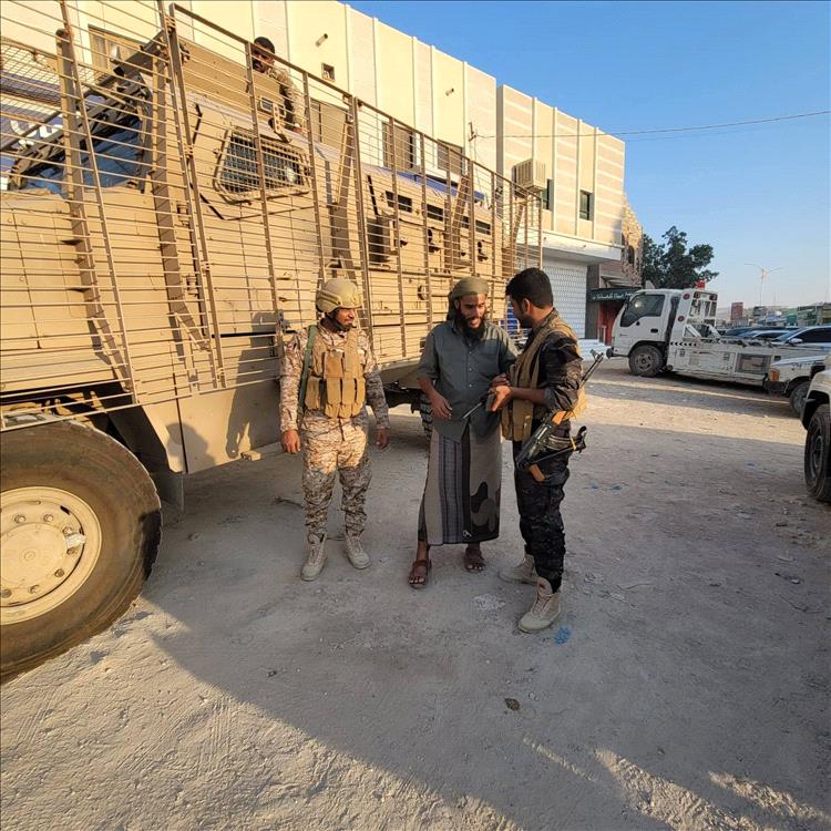 بتوجيهات قائد المنطقة العسكرية الأولى.. قوات درع الوطن تواصل حملة منع حمل السلاح في وادي حضرموت