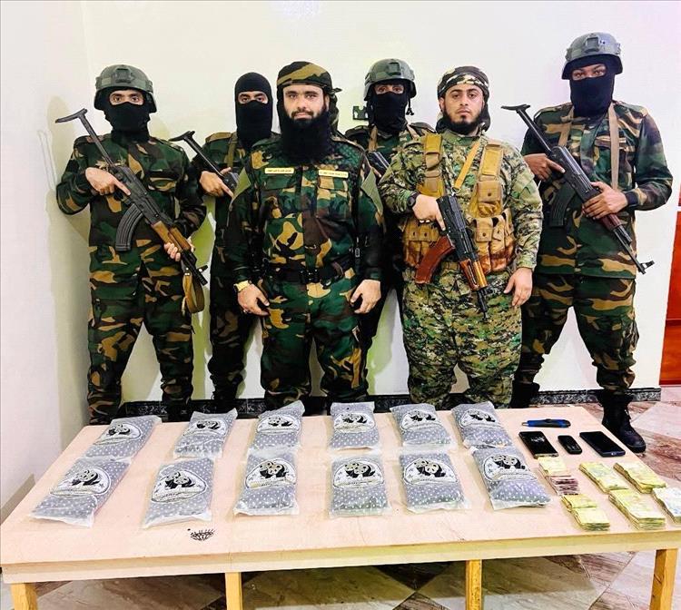 إدارة مكافحة المخدرات في عدن بعملية نوعية حازمة تطيح بثلاثة متهمين بحوزتهم 12 كيلو حشيش مخدر بمنطقة بئر فضل