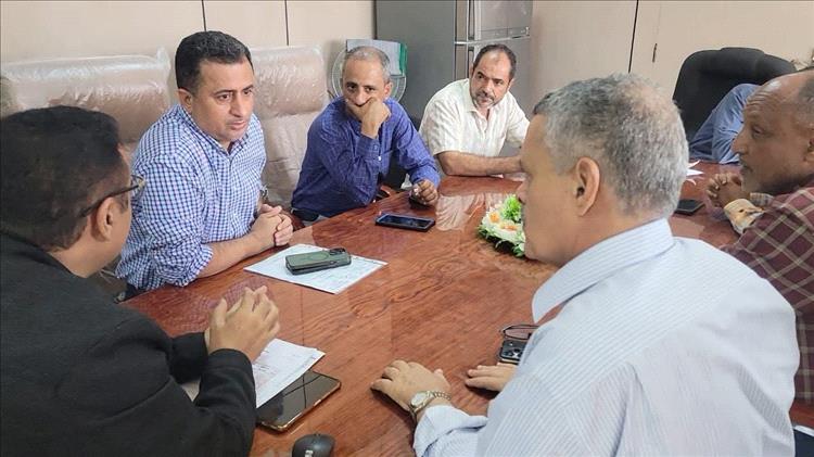 اجتماع في البريقة يناقش تحسين خدمات الكهرباء والصرف الصحي وتنفيذ مشروع إنارة الشوارع