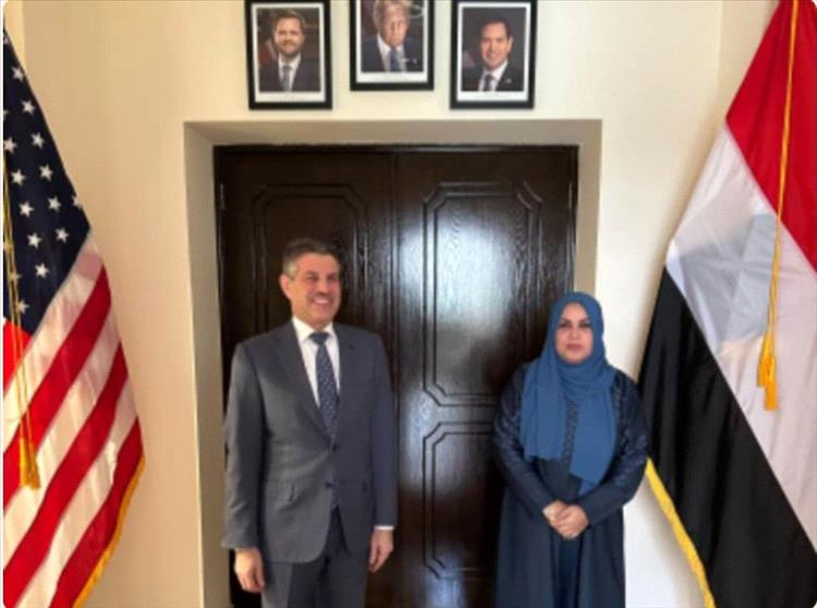 وزيرة الدولة تبحث مع السفير الأمريكي سبل تعزيز التعاون في مجالات تمكين المرأة