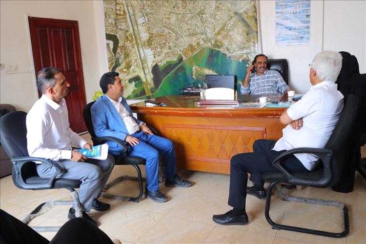الزهري يلتقي مدير عام سياحة العاصمة عدن لمناقشة تطوير القطاع السياحي بخورمكسر