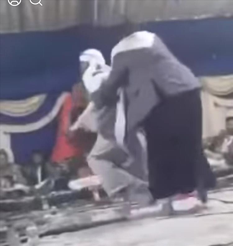 مشرف حوثي يحطم مكبرات الصوت في حفل زفاف بعد رفض الحاضرين الاستماع له