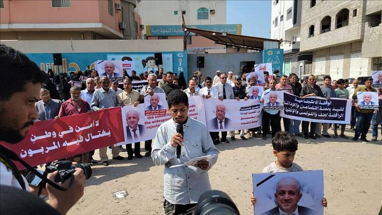 وقفة احتجاجية تندد باغتيال القيادي بإصلاح عدن عبد الرحمن الشاعر وتطالب بضبط الجناة