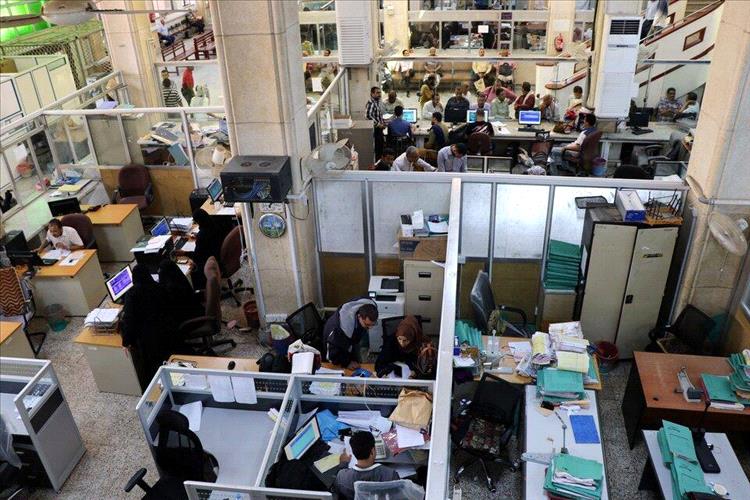 أزمة السيولة تربك الاقتصاد اليمني وتعطل صرف الرواتب
