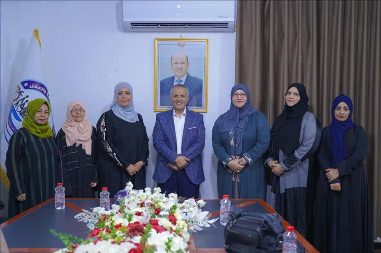 وزير الشؤون الاجتماعية والعمل يناقش مع رئيسة اللجنة الوطنية للمرأة تعزيز الشراكة وتطوير سياسات التمكين