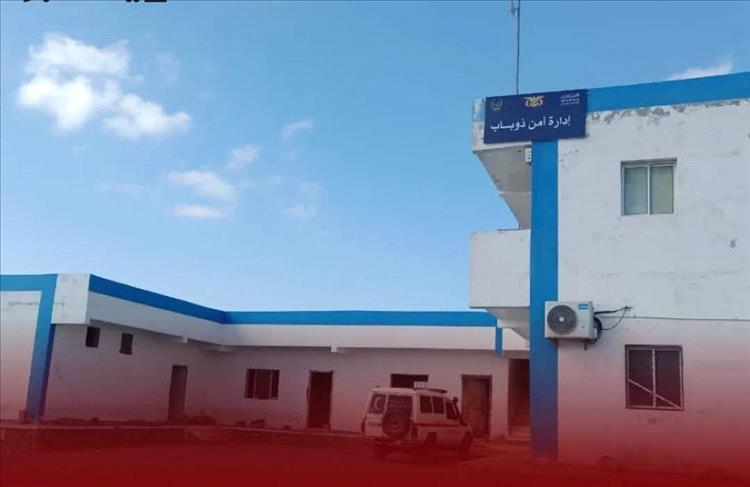 أمن ذو باب يضبط متهماً بسرقة محل صرافة ويستعيد المسروقات