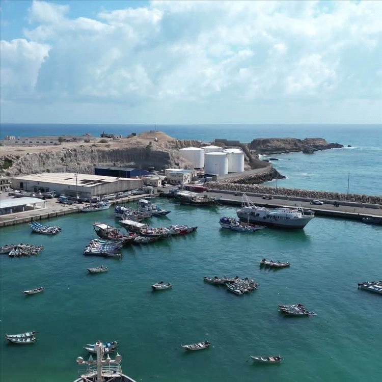 توجيهات رئاسية بإعادة تشغيل ميناء نشطون بعد جهود رسمية قادها محافظ المهرة