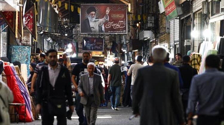 اقتصاد "تحت النيران".. الحصار الأمريكي والضربات الجوية يشلان مفاصل الصناعة الإيرانية