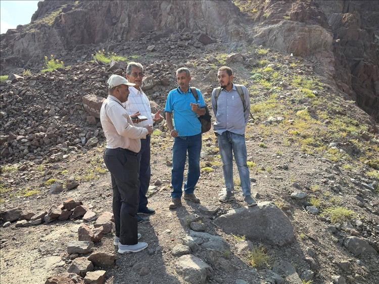 استعدادات لإنشاء مصدات للسيول في جبل شمسان بالمعلا