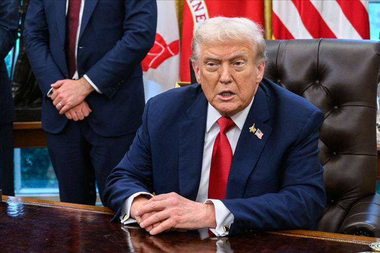 ترامب يتهم جيمس كومي بالتحريض على اغتياله عبر "شفرة عصابات"