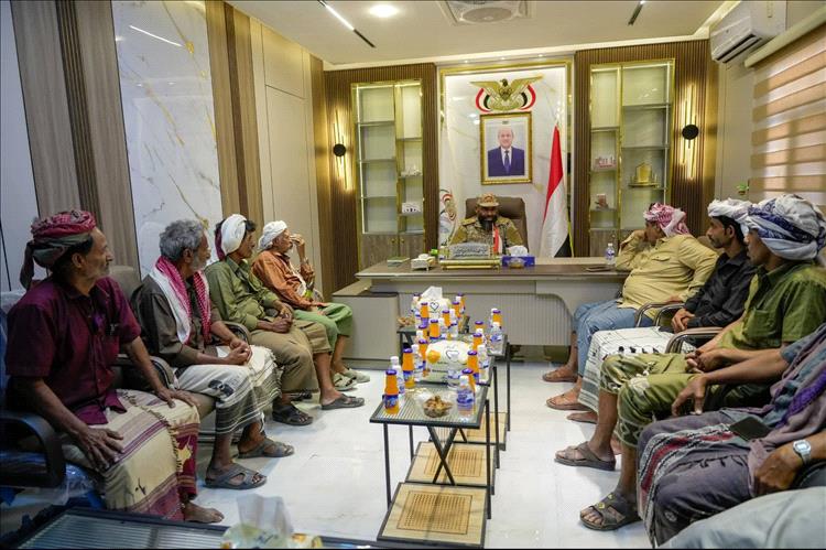 قائد المنطقة العسكرية الأولى يستقبل وفد من مقادمة قبائل الحموم في سيئون