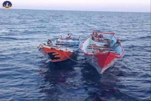 ضبط قاربين مخالفين محمّلين بالوقود في عرض البحر وإحالة طاقمهما للتحقيق