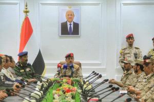 وزير الدفاع يعقد اجتماعاً موسعاً بالقيادات العسكرية والأمنية في مأرب
