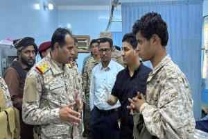 قيادات عسكرية تتفقد جرحى هجوم العبر في مستشفى سيئون