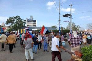 انصار الانتقالي يتظاهرون في التواهي للمطالبة بفتح مقر المجلس