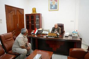 الخنبشي يطّلع على أوضاع مديريات وادي وصحراء حضرموت ونشاط المعهد الديمقراطي