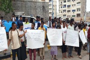 احتجاجات شعبية أمام مبنى محافظة عدن.. إتحاد الجمعيات السكنية يفتح النار على مدير مكتب الشؤون الاجتماعية والعمل