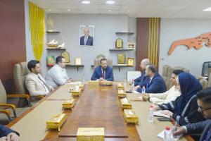 محافظ عدن يبحث مع وفد المنظمة الدولية للهجرة أوضاع المهاجرين وتعزيز الاستجابة الإنسانية