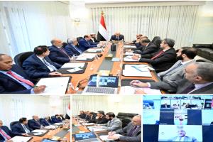 رئيس مجلس القيادة يعقد اجتماعا مصغرا للحكومة والسلطات المحلية