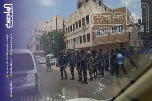 بالفيديو | احتجاجات لجنود وضباط أمام مبنى المحافظة بالمعلا للمطالبة بصرف الرواتب بالعملة السعودية