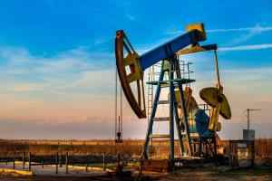 تراجع أسعار النفط عالمياً مع انحسار مخاوف الإمدادات وتوقعات باستئناف الحوار الأمريكي الإيراني