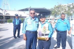 شرطة السير بعدن تكرم رجل المرور أصيل منصور تقديراً لجهوده المتميزة